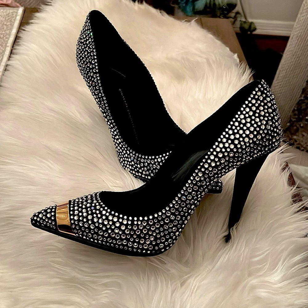 Giuseppe Zanotti
Black Crystal Embellished Suede Ester Pointed Toe Pumps